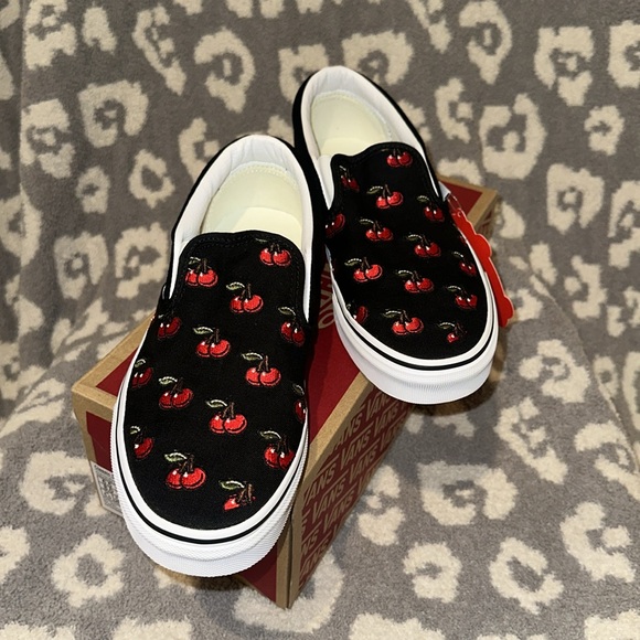 Vans Classic Slip-On π Cherries π βOff the Wallβ New & Never Worn ππ - Picture 16 of 17
